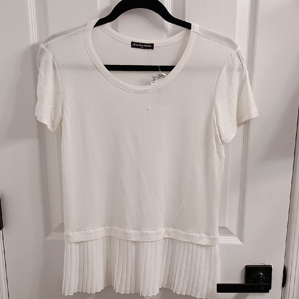 Cha Cha Vente Ivory Pleated Hem Top. Sz PS